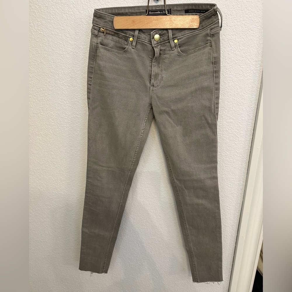Abercrombie and Fitch super skinny grey jean.  Size 25- 29 length.